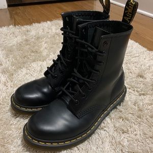 1460 Women’s smooth leather lace up boots